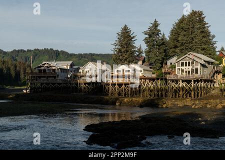 Holzhäuser auf Pfählen über dem Seldovia Slough in Seldovia, Alaska. Die isolierte Gemeinde entlang der Kachemak Bay kann nur mit der Fähre oder dem Flugzeug erreicht werden. Stockfoto