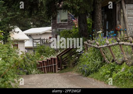 Eine unbefestigte Straße, die zum historischen Boardwalk im abgelegenen Dorf Seldovia, Alaska, führt. Seldovia ist ein winziges Fischerdorf in der Kachemak Bay, das nur mit dem Flugzeug oder Boot von Homer, Alaska, aus erreichbar ist. Stockfoto