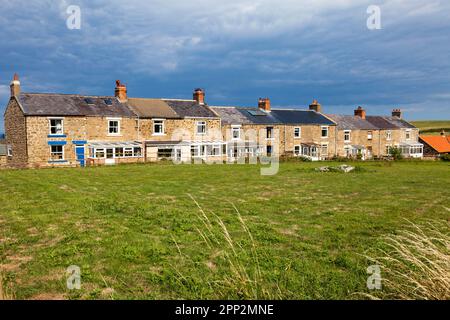 Ländliche Hütten mit Blick auf landwirtschaftliche Flächen in Großbritannien Stockfoto