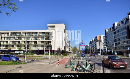 Warschau, Polen. 21. April 2023 Verkehr in Zoliborz, einem Wohngebiet Warschaus Stockfoto