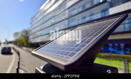 Warschau, Polen. 21. April 2023 Parkautomat mit Solarpaneel in der Straße der Stadt. Stockfoto