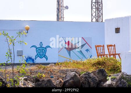 Orzola, Lanzarote, Kanarische Inseln, Spanien - Wandgemälde an einer weißen Wand Stockfoto