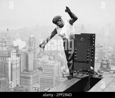 Lewis Hine sendet ein hohes Signal an die Derrick-Crew im Empire State Building Stockfoto