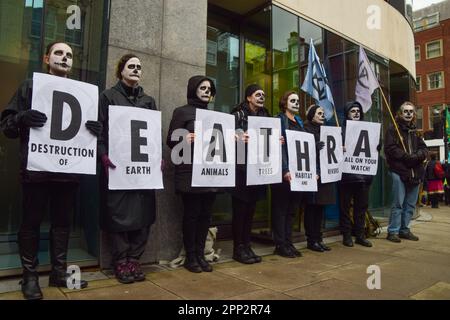London, Großbritannien. 21. April 2023 Demonstranten stehen außerhalb von Defra, während die Rebellion ihre 4-Tage-Proteste beginnt und fordert, dass die Regierung von fossilen Brennstoffen abrückt und gegen die Klimakrise vorgeht. Kredit: Vuk Valcic/Alamy Live News Stockfoto