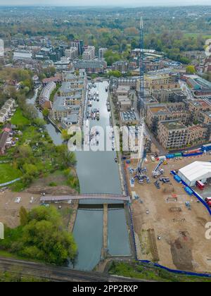 Blick von oben auf die neue Brücke und den Kran Stockfoto