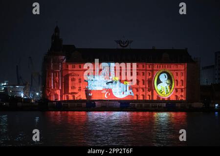 Das Kanuni-Bohrschiff wurde in der Haydarpasa Station reflektiert. Während der Zeremonie zur Schwarzmeergaskommissionierung in Zonguldak unter Beteiligung des türkischen Präsidenten Recep Tayyip Erdogan wurde das Live-Bild der Filyos Gasaufbereitungsanlage in Zonguldak auf den Bahnhof Haydarpasa im Bezirk Kadikoy in Istanbul projiziert. Gefolgt von einer Demonstration der Kartierung. Die gute Nachricht ist, dass Erdgas 1 Monat lang kostenlos genutzt wird und 25 Kubikmeter 1 Jahr lang kostenlos zur Verfügung gestellt werden. (Foto: Onur Dogman/SOPA Images/Sipa USA) Stockfoto