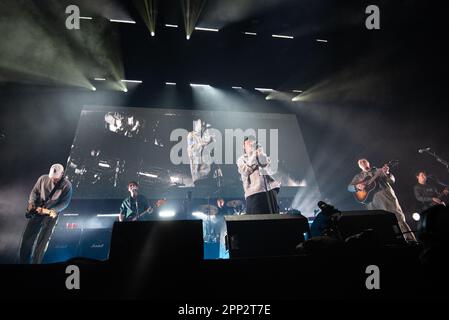 London, Großbritannien. 21. April 2023. Rockband The DMA's tritt auf der Bühne in der OVO Arena Wembley auf. Kredit: John Barry/Alamy Live News Stockfoto