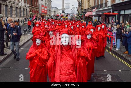 London, Großbritannien. 21. April 2023. Während der Demonstration marschieren Demonstranten in Kostümen, die als rote Rebellen bekannt sind, durch Whitehall, während die Rebellion, die ausgelöscht wurde, ihren viertägigen Protest beginnen und fordern, dass die Regierung sich von fossilen Brennstoffen abwendet und gegen die Klimakrise vorgeht. Kredit: SOPA Images Limited/Alamy Live News Stockfoto