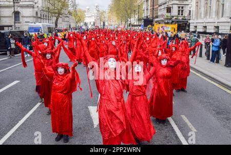 London, Großbritannien. 21. April 2023. Während der Demonstration marschieren Demonstranten in Kostümen, die als rote Rebellen bekannt sind, durch Whitehall, während die Rebellion, die ausgelöscht wurde, ihren viertägigen Protest beginnen und fordern, dass die Regierung sich von fossilen Brennstoffen abwendet und gegen die Klimakrise vorgeht. Kredit: SOPA Images Limited/Alamy Live News Stockfoto