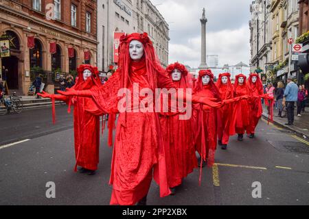 London, Großbritannien. 21. April 2023. Während der Demonstration marschieren Demonstranten in Kostümen, die als rote Rebellen bekannt sind, durch Whitehall, während die Rebellion, die ausgelöscht wurde, ihren viertägigen Protest beginnen und fordern, dass die Regierung sich von fossilen Brennstoffen abwendet und gegen die Klimakrise vorgeht. (Foto: Vuk Valcic/SOPA Images/Sipa USA) Guthaben: SIPA USA/Alamy Live News Stockfoto