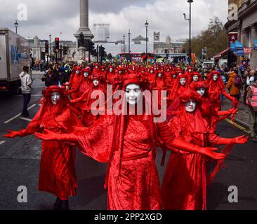 London, Großbritannien. 21. April 2023. Während der Demonstration marschieren Demonstranten in Kostümen, die als rote Rebellen bekannt sind, durch Whitehall, während die Rebellion, die ausgelöscht wurde, ihren viertägigen Protest beginnen und fordern, dass die Regierung sich von fossilen Brennstoffen abwendet und gegen die Klimakrise vorgeht. (Foto: Vuk Valcic/SOPA Images/Sipa USA) Guthaben: SIPA USA/Alamy Live News Stockfoto