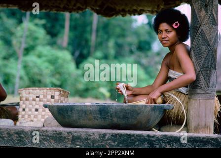 Woman Weaving mat, Pacific Harbour Cultural Centre, Viti Levu, Fidschi Stockfoto