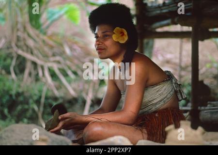 Eine Frau, die Matte im Pacific Harbour Cultural Centre, Viti Levu, Fidschi macht Stockfoto