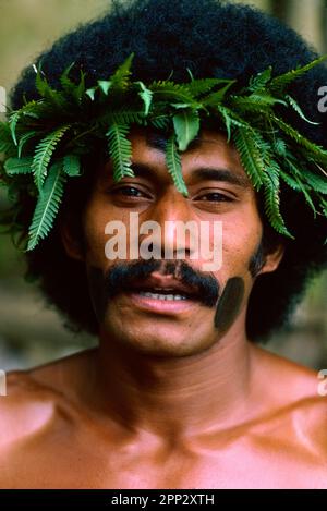 Im Pacific Harbour Cultural Centre, Viti Levu, Fidschi, werden traditionelle Traditionen von Männern nachgespielt Stockfoto