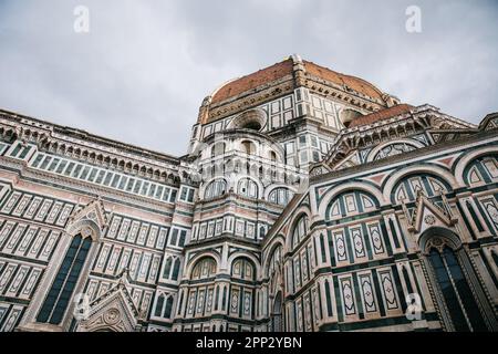 Blick auf den Dom und den Turm in Florenz, Italien an einem bedeckten Tag Stockfoto