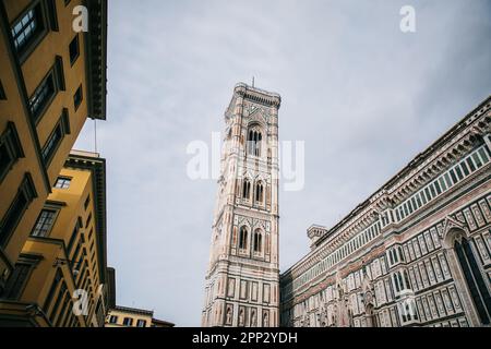 Blick auf den Dom und den Turm in Florenz, Italien an einem bedeckten Tag Stockfoto