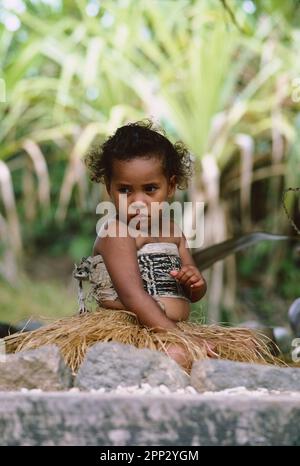 Baby in traditioneller Kleidung, Pacific Harbor Cultural Center, Fidschi Stockfoto