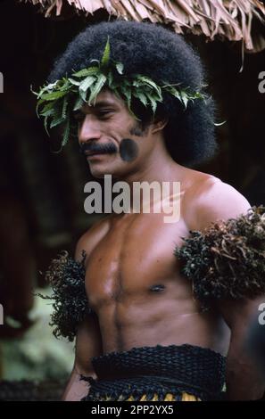 Im Pacific Harbour Cultural Centre, Viti Levu, Fidschi, werden traditionelle Traditionen von Männern nachgespielt Stockfoto