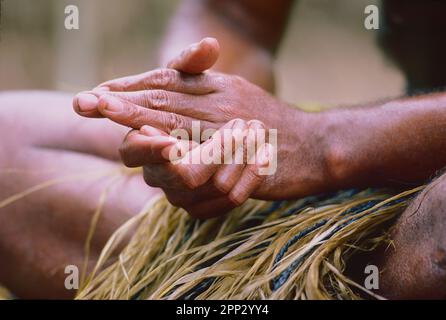 Nahaufnahme der Hände des Fidschi-Kriegers, Pacific Harbour Cultural Centre, Viti Levu, Fidschi Stockfoto