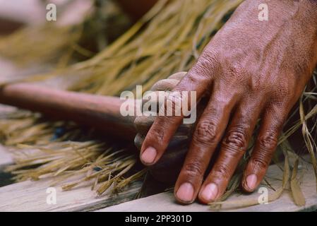 Nahaufnahme der Hände des Fidschi-Kriegers, Pacific Harbour Cultural Centre, Viti Levu, Fidschi Stockfoto