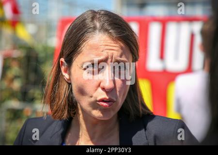 Gardanne, Frankreich. 20. April 2023. Sophie Binet, die neue nationale Sekretärin des Allgemeinen Gewerkschaftsbundes (CGT), beantwortet Fragen von Journalisten während ihrer Reise nach Gardanne im Süden Frankreichs. (Foto: Denis Thaust/SOPA Images/Sipa USA) Guthaben: SIPA USA/Alamy Live News Stockfoto