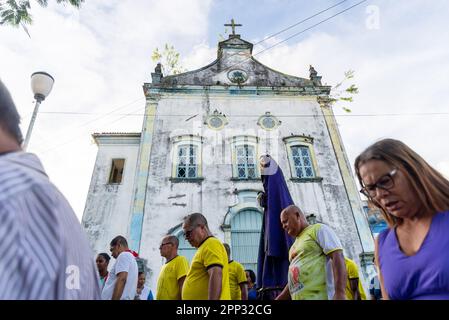 Salvador, Bahia, Brasilien - 07. April 2023: Katholiken tragen die Statue der Maria vor der Igreja da Matriz während der Prozession der Passion von Stockfoto