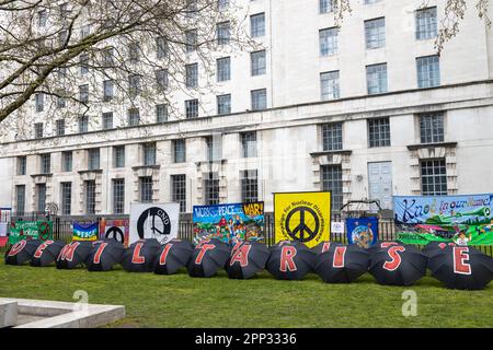 London, Großbritannien -22.04.2023, The Big One Demonstration. Schirme stehen geschrieben - Entmilitarisierung Stockfoto