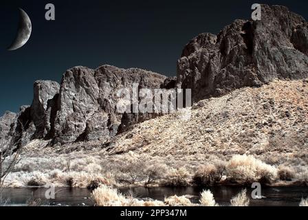 Mond und Salt River in den Wüstenbergen Arizonas Stockfoto