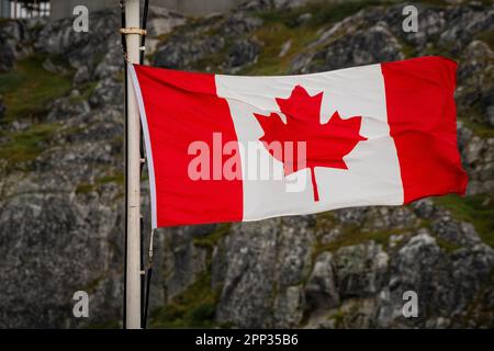 Das Ahornblatt, die Nationalflagge Kanadas, fliegt vom Jackstaff von HMCS Margaret Brooke, während des Op Nanook 2022 Nuuk, Grönland, zu Besuch. Stockfoto