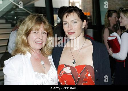 Noni Hazelhurst (links) mit Claudia Karvan bei den Nominierungen für die L'Oreal Paris AFI Awards 2006. Sydney Theatre, Sydney, Australien. Oktober 19. 2006 Stockfoto