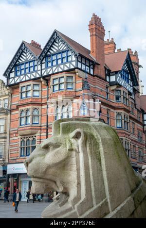 Queen's Chambers, entworfen vom lokalen viktorianischen Architekten Watson Fothergill, und eine Löwenstatue am Old Market Square, Nottingham, England. Stockfoto