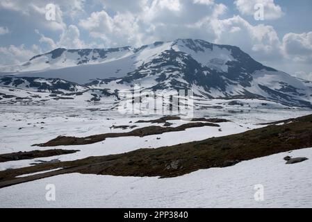 fjell in Fantesteinen in Jotunheimen mit Schneefeldern im Innlandet County in Mittelnorwegen bei 1434 m nördlich. Stockfoto
