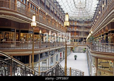 Die Cleveland Arcade wurde 1890 eröffnet und ist ein historisches Wahrzeichen, bekannt für ihre viktorianische Architektur, das 300 Meter hohe Glasdach und die 5-stöckige Arkade. Stockfoto