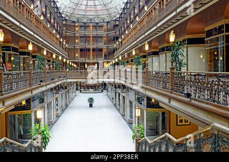 Die Cleveland Arcade wurde 1890 eröffnet und ist ein historisches Wahrzeichen, bekannt für ihre viktorianische Architektur, das 300 Meter hohe Glasdach und die 5-stöckige Arkade. Stockfoto