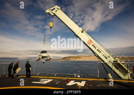 Defence Research and Development Canada (DRDC) testet einen neuen ferngesteuerten Drohnen-Katamaran von HMCS Margaret Brooke in der kanadischen Arktis. Stockfoto