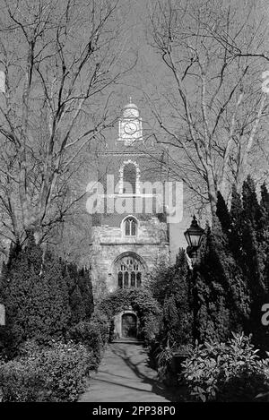 Der Turm der historischen Bow Church of St Mary and Holy Trinity aus dem 14. Jahrhundert im Londoner East End, Großbritannien Stockfoto