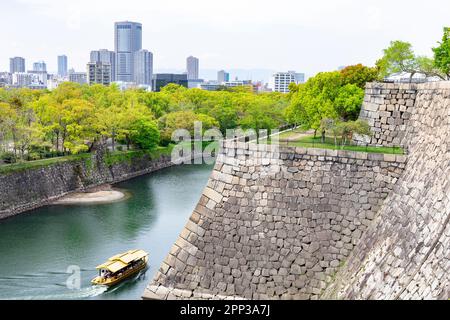 Schloss Osaka, 2023. April, Gelände des historischen Schlosses und äußerer Burggraben mit Vergnügungsboot-Tour für Besucher, Schloss Osaka, Japan Stockfoto