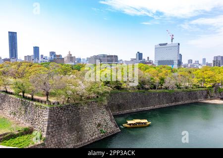 Schloss Osaka, 2023. April, Gelände des historischen Schlosses und äußerer Burggraben mit Vergnügungsboot-Tour für Besucher, Schloss Osaka, Japan Stockfoto