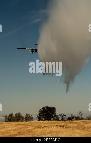 EIN US-AMERIKANISCHER Flugzeuge der Air National Guard C-130, die mit dem Modular Airborne Fire Fighting System (MAFFS) ausgestattet sind, das dem Airlift Wing 152. der Nevada Air National Guard zugewiesen ist, nehmen an einer Schulung zur Brandbekämpfung aus der Luft mit den USA Teil Department of Agriculture's Forest Service (USFS), Inside the Angeles Forest, 14. April 2023. Die diesjährige Schulung wurde vom 11. Bis 15. April 2023 vom 146. Luftwaffenflügel der California Air National Guard ausgerichtet. Dazu gehörten Präsenzkurse, Flug- und Bodenoperationen sowie weitere Schulungen von Partnerorganisationen zur Bekämpfung von Waldbränden des Bureau of Land Management und t Stockfoto