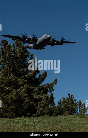 EIN US-AMERIKANISCHER Flugzeuge der Air National Guard C-130, die mit dem Modular Airborne Fire Fighting System (MAFFS) ausgestattet sind, das dem Airlift Wing 152. der Nevada Air National Guard zugewiesen ist, nehmen an einer Schulung zur Brandbekämpfung aus der Luft mit den USA Teil Department of Agriculture's Forest Service (USFS), Inside the Angeles Forest, 14. April 2023. Die diesjährige Schulung wurde vom 11. Bis 15. April 2023 vom 146. Luftwaffenflügel der California Air National Guard ausgerichtet. Dazu gehörten Präsenzkurse, Flug- und Bodenoperationen sowie weitere Schulungen von Partnerorganisationen zur Bekämpfung von Waldbränden des Bureau of Land Management und t Stockfoto