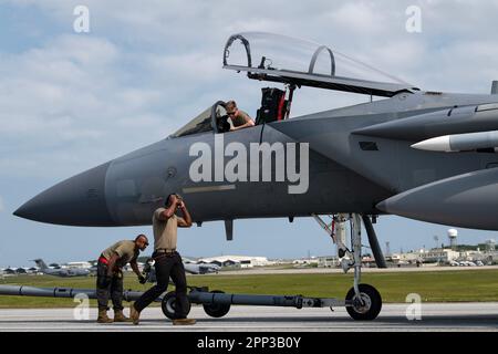 USA Air Force Airmen, die dem 18. Equipment Maintenance Squadron zugeteilt sind, bereiten sich vor, einen F-15C Eagle von der Landebahn zu schleppen, nachdem sie am 11. April 2023 auf der Kadena Air Base, Japan, eine Barrierenarretierung erhalten haben. Der BAK ist eine mechanische Barriere, die ein mit einem Heckhaken ausgerüstetes Luftfahrzeug im Falle eines Bremsversagens während der Landung schnell verzögern kann. (USA Air Force Foto von Senior Airman Jessi Roth) Stockfoto