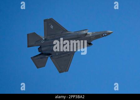 EIN US-AMERIKANISCHER Air Force F-35A Lightning II, dem 354. Kampfflugwerk, Eielson Air Force Base, fliegt über Joint Base Elmendorf-Richardson, Alaska, während Arctic Gold am 23-2. April 18, 2023. Die AG 23-2, eine Fortsetzung der AG 23-1, half bei der Verfeinerung und Schulung der Fähigkeiten der Agile Combat Employment des Flügels, um Kampfoperationen von mehreren Standorten aus durchzuführen und dabei die Befehls- und Kontrollkapazitäten zu testen. (USA Air Force Foto von Airman 1. Class Julia Lebens) Stockfoto