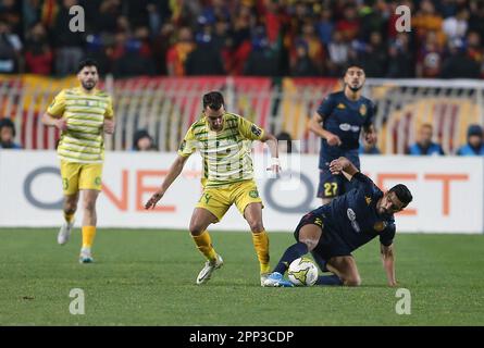 Algier. 22. April 2023. JS Kabylie's Yacine Guenina (2. l) tritt mit es Tunis's Yassine Meriah (1. R) während des CAF Champions League 2022/2023 Quarterfinal 1. Leg Fußballspiels zwischen JS Kabylie (Algerien) und es Tunis (Tunesien) im Stadion am 5. Juli in Algier (Algerien) am 21. April 2023 auf. Kredit: Xinhua/Alamy Live News Stockfoto