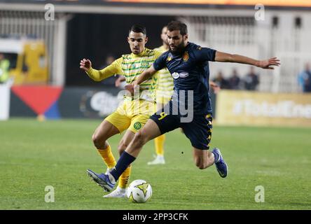 Algier. 22. April 2023. Mohamed Tougai (R) von es Tunis nimmt am 2022/2023 21. April 2023 am CAF-Stadion in Algier (Algerien) am 5. Juli 1. am CAF Champions League-Viertelfinale Leg Teil. Dabei treten JS Kabylie (Algerien) und es Tunis (Tunesien) gegeneinander an. Kredit: Xinhua/Alamy Live News Stockfoto