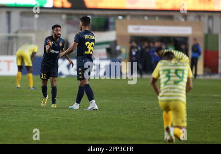 Algier. 22. April 2023. Bouchniba (3. l) und Fadaa (2. l) von es Tunis feiern das Tor des Teamkollegen Mohammed Ali Hamouda während des CAF Champions League 2022/2023 Quarterfinal 1. Leg Fußballspiels zwischen JS Kabylie aus Algerien und es Tunis aus Tunesien am 5. Juli 2023 im Stadion in Algier, Algerien, 21. April. Kredit: Xinhua/Alamy Live News Stockfoto