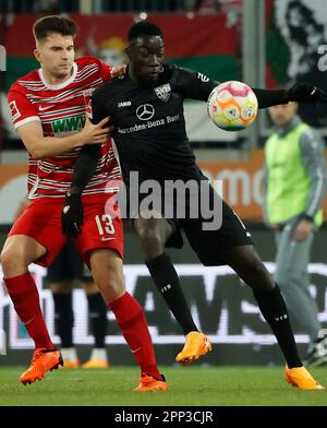 Augsburg, Deutschland. 21. April 2023. Elvis Rexhbecaj (L) von Augsburg spielt mit Serhou Guirassy von Stuttgart während des deutschen Bundesliga-Fußballspiels in der ersten Spielklasse zwischen dem FC Augsburg und dem VfB Stuttgart in Augsburg, Deutschland, 21. April 2023. Kredit: Philippe Ruiz/Xinhua/Alamy Live News Stockfoto