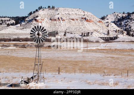 Auf der Prärie im Südosten von Montana ist noch eine alte Windmühle im Einsatz. Konzept allein, Einsamkeit Stockfoto