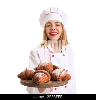 Bäckerin mit einem Brett leckerer Croissants auf weißem Hintergrund Stockfoto