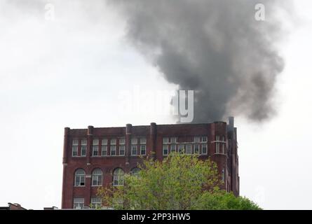 St. Louis, Usa. 21. April 2023. Schwarzer Rauch steigt während eines 2-Feueralarms in St. Louis am Freitag, den 21. April 2023. St. Louis Feuerwehrleute evakuierten das sechsstöckige Apartmentgebäude, als sie ein hartnäckiges Feuer auf dem Dach löschten. Es wurden keine Verletzungen gemeldet. Foto: Bill Greenblatt/UPI Credit: UPI/Alamy Live News Stockfoto