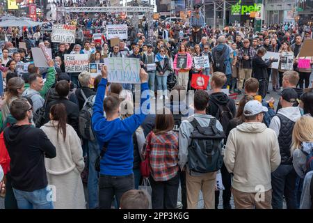 New York, Usa. 21. April 2023. NEW YORK, NEW YORK - APRIL 21: Die Demonstranten, die sich auf dem Times Square gegen die Schilder Alexej Navalny und gegen Wladimir Putin aufstellten, waren Russen, die Aktivisten sprachen, die Empörung über Wladimir Putins Herrschaft und die Verhaftung des russischen Oppositionsführers Alexej Navalny, die gerade sagte, Alexei ist am 21. April 2023 in New York City wieder in Lebensgefahr. Kredit: Ron Adar/Alamy Live News Stockfoto